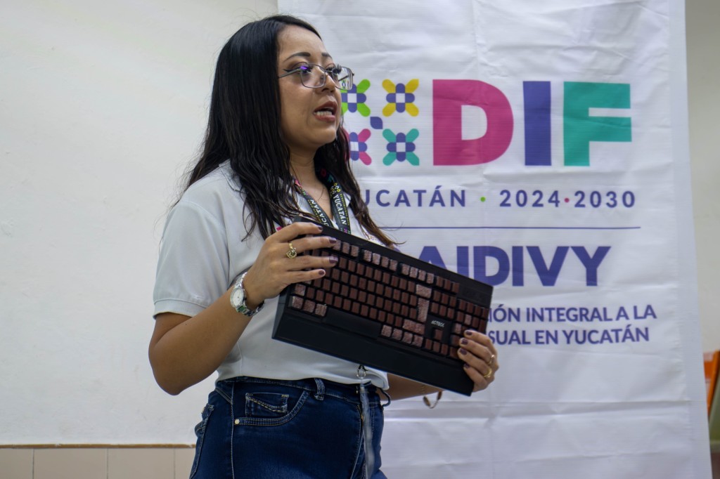 Promueve DIF Yucatán inclusión educativa mediante taller de sensibilización sobre discapacidad visual