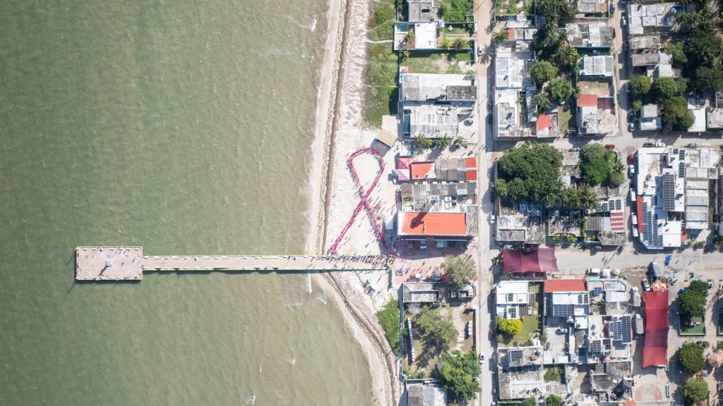 Mastografías y Papanicolaou gratis al terminar la caminata: la Carrera Rosa llega a Telchac Puerto y el 30 de octubre entregarán 92 prótesis mamarias