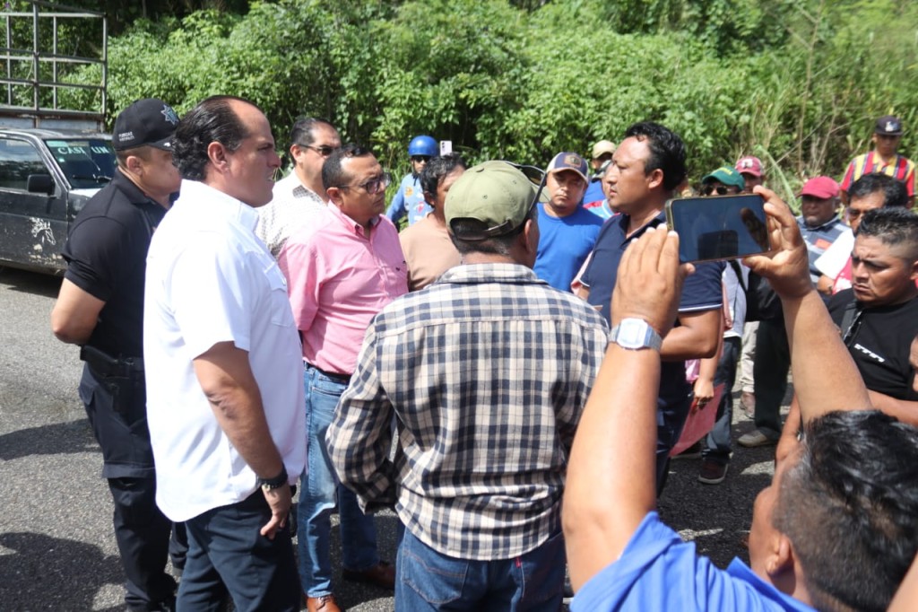 Acuerdan iniciar reparaci&oacute;n de carretera Tizim&iacute;n-Colonia, tras protesta