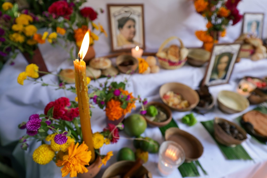 &ldquo;Recibirlos con amor&rdquo;: Candelaria Vera comparte la tradici&oacute;n del Janal Pix&aacute;n en una muestra de 62 altares que transmiten la memoria y la cultura maya a nuevas generaciones