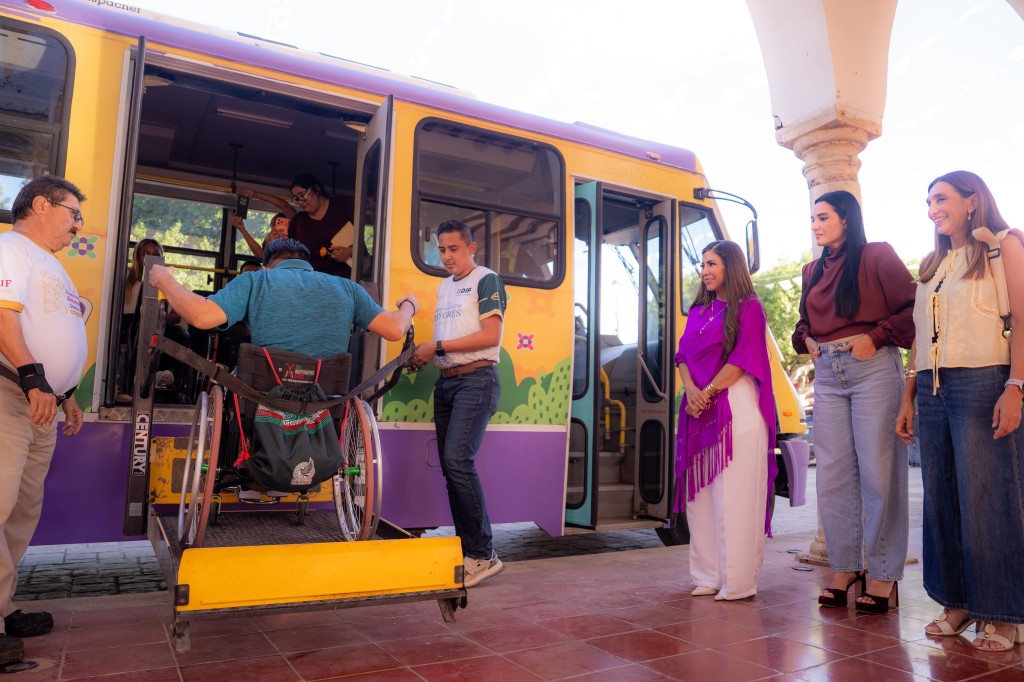 Entregan DIF Yucatán y Beneficencia Pública aparatos de movilidad a personas con discapacidad