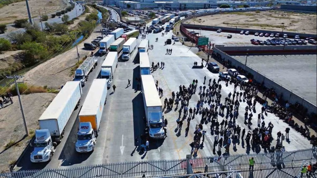 Reafirman di&aacute;logo con el sector autotransporte