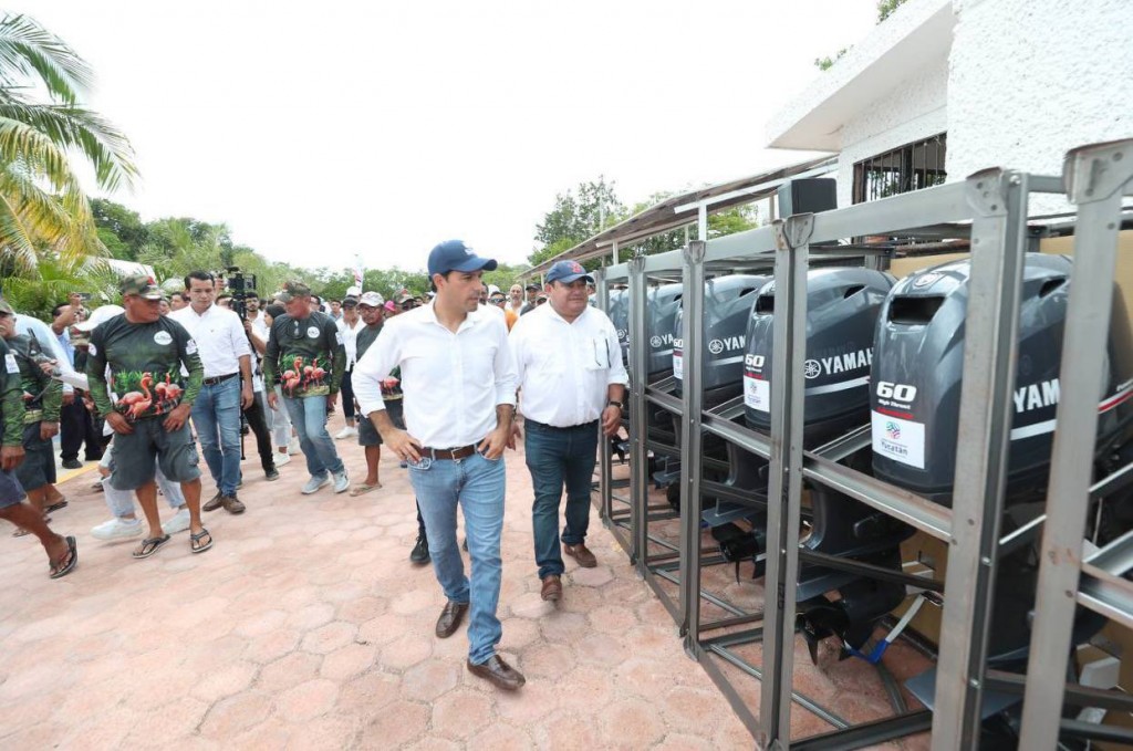 Vila Dosal entregó motores, lanchas e inauguró la nueva vía de acceso a Celestún
