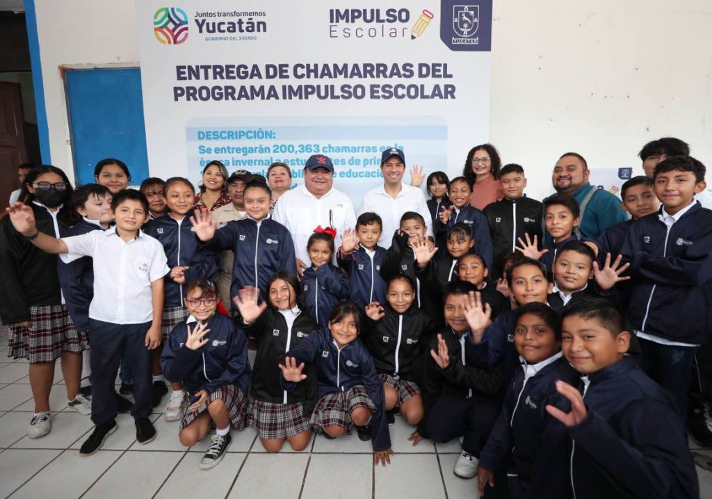 Vila Dosal entregó motores, lanchas e inauguró la nueva vía de acceso a Celestún