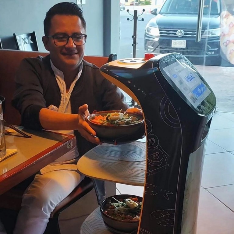 Conoce a “Godzi Bot” el primer robot mesero en Mérida