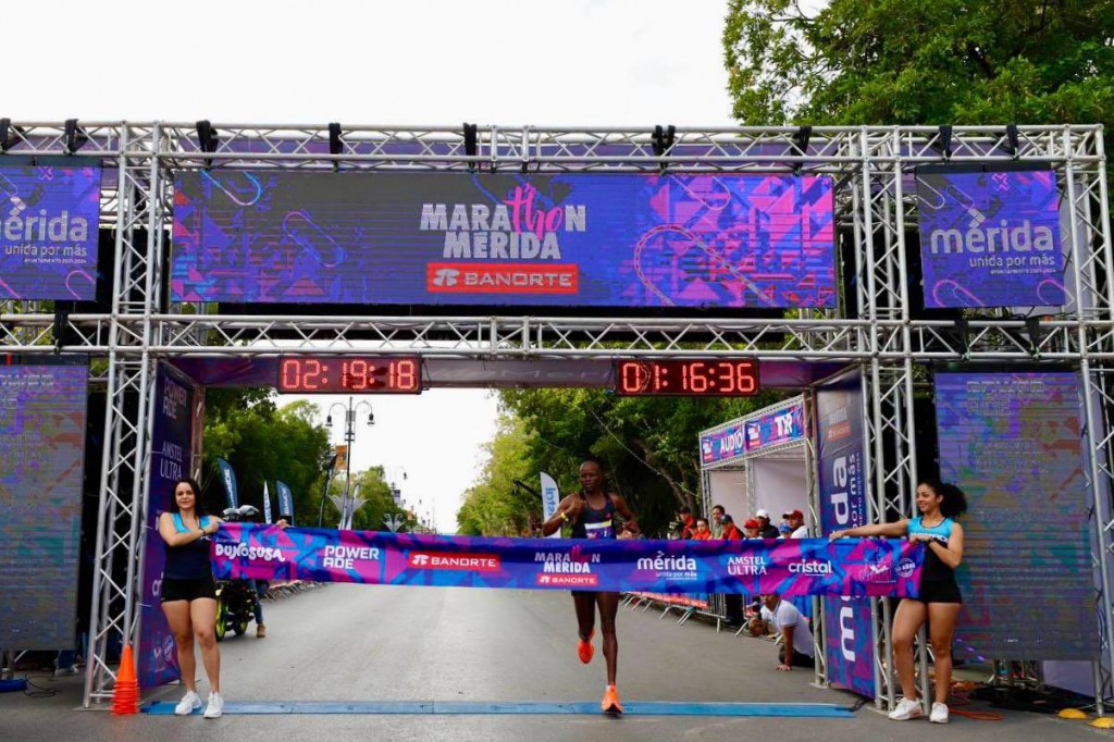 Un keniano y una jalisciense dominaron el maratón de Mérida en el aniversario 482 de la ciudad