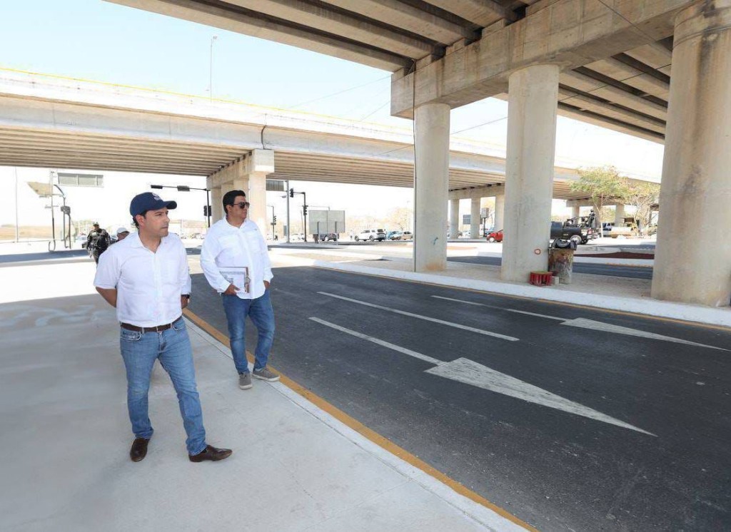 El Gobernador Mauricio Vila Dosal supervisa el funcionamiento de la glorieta de la salida de Los Héroes