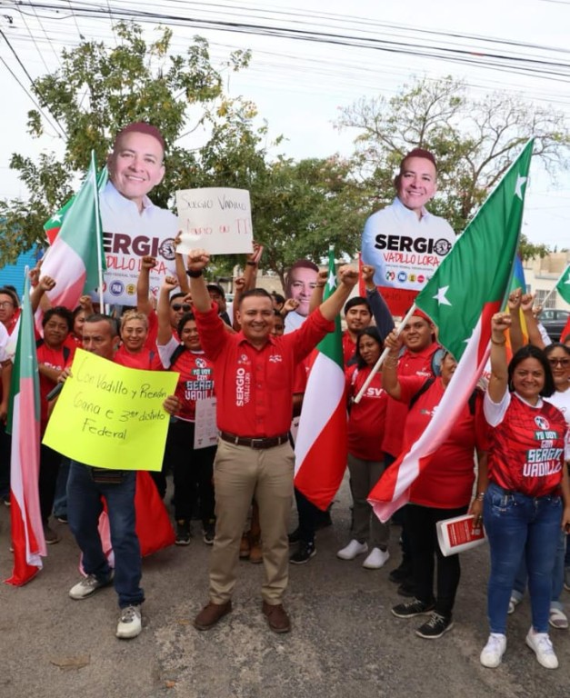 Sergio Vadillo y Renán Barrera caminan juntos por el poniente de Mérida