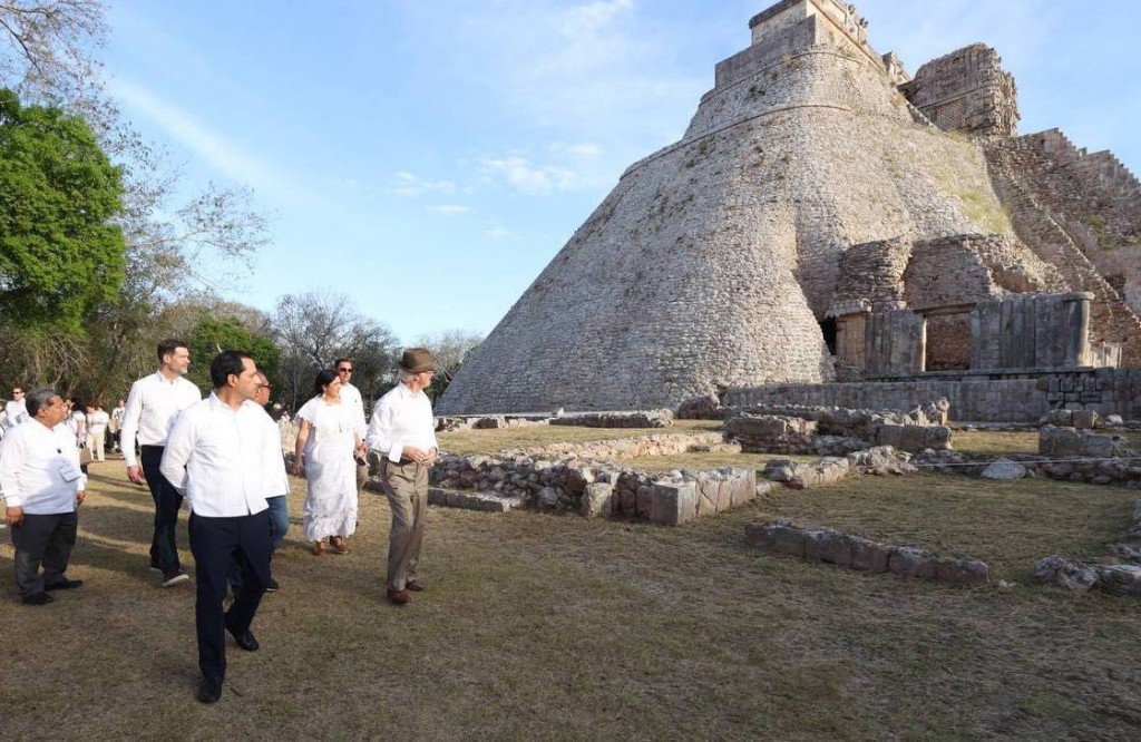 Recorren el Gobernador Mauricio Vila Dosal y los reyes de Suecia, Carlos XVI Gustavo y Silvia, la zona arqueológica de Uxmal