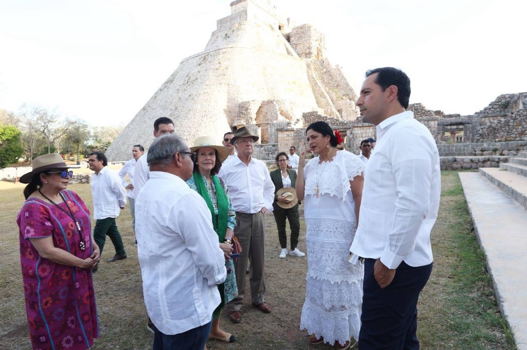 Recorren el Gobernador Mauricio Vila Dosal y los reyes de Suecia, Carlos XVI Gustavo y Silvia, la zona arqueológica de Uxmal