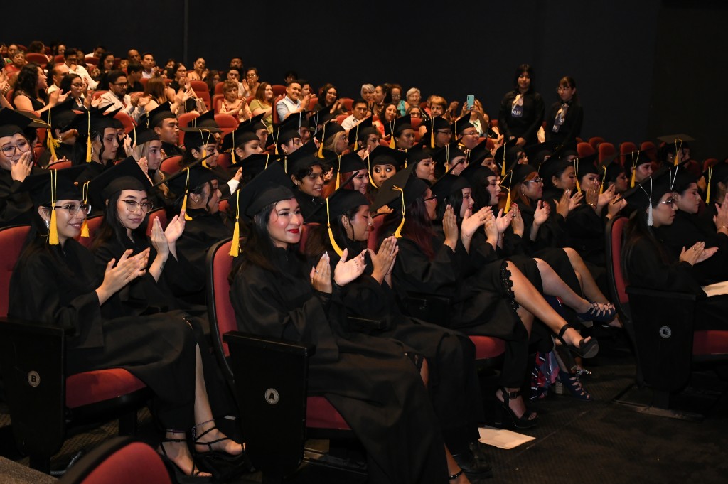 Egresan 49 jóvenes de CLEU Campus Mérida