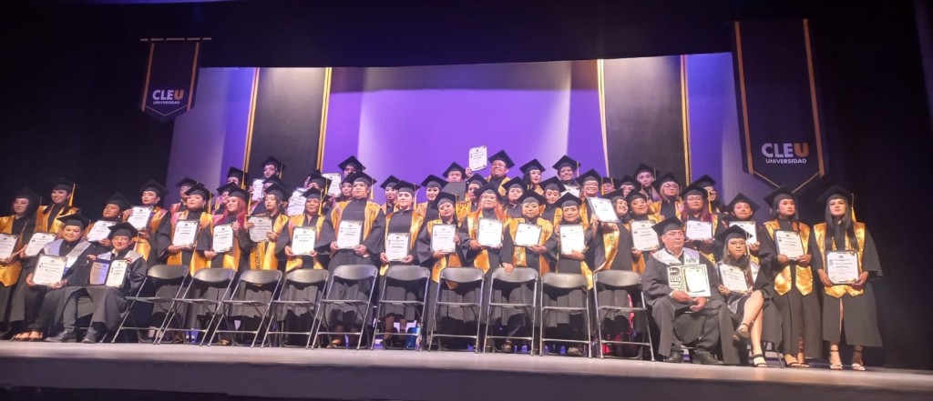 Egresan 49 jóvenes de CLEU Campus Mérida