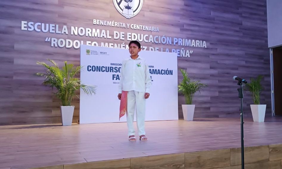 Gana estudiante de Telesecundaria la final del concurso de declamación