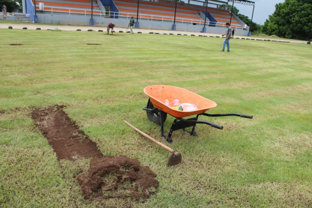 Dan mantenimiento al campo de futbol de unidad deportiva de Tizimín
