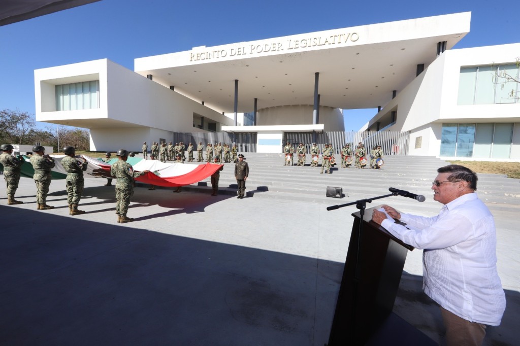 Incineran la bandera que ondeaba en el Congreso y es sustituido el lábaro patrio