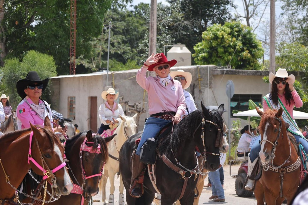Mujeres cabalgan a beneficio del DIF Tizimín
