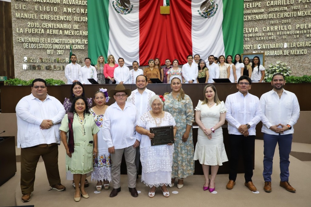 Violeta Arana Villalobos, primera mujer recipiendaria del reconocimiento Elvia Carrillo Puerto