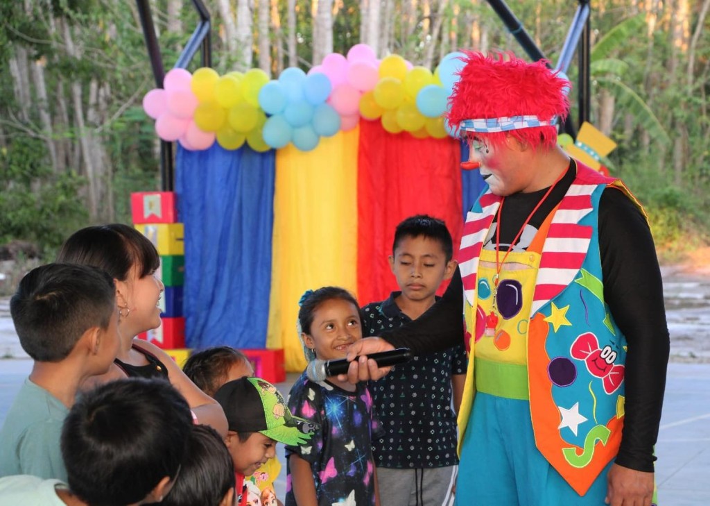 2 Reciben juguetes niños de todas las comisarías de Tizimín