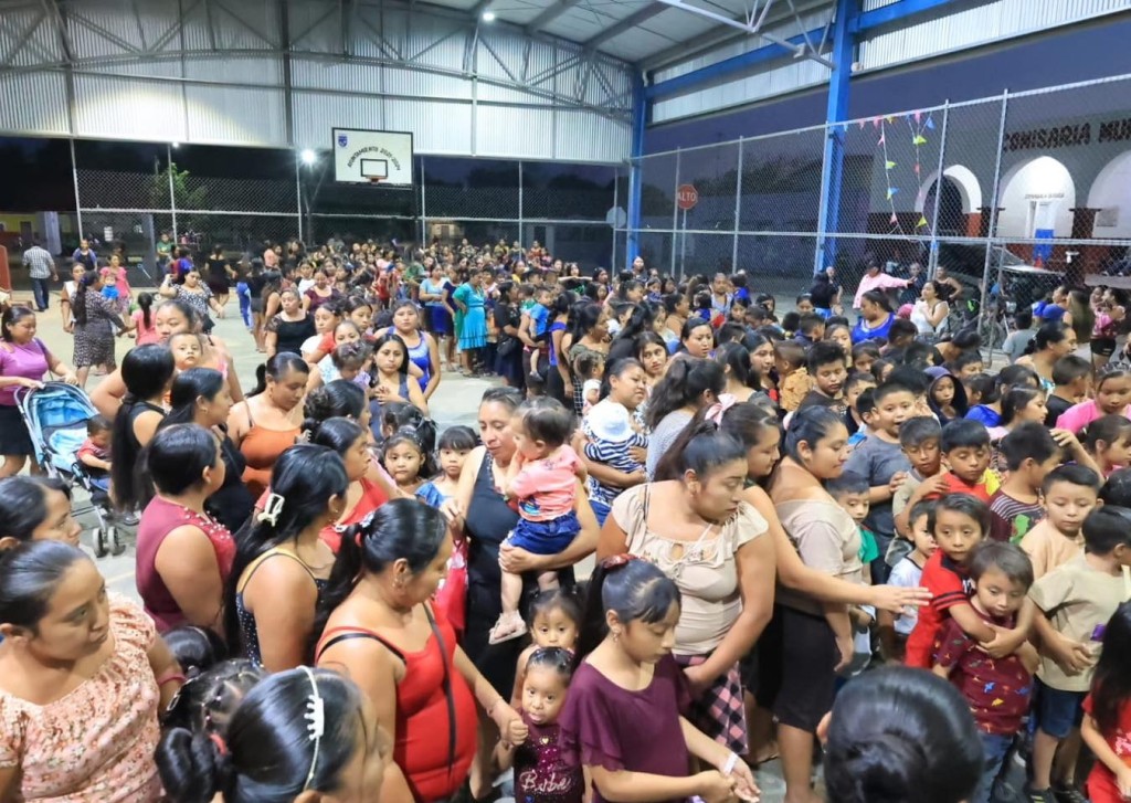1 Reciben juguetes niños de todas las comisarías de Tizimín