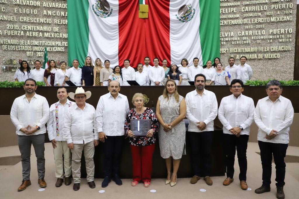 2 “Hay que ponerle el lente a la Educación Básica”, dice maestra homenajeada