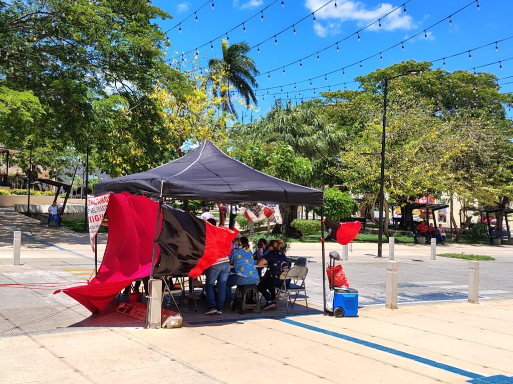 1 Maestros de Tizimín realizan plantón en el centro de la ciudad