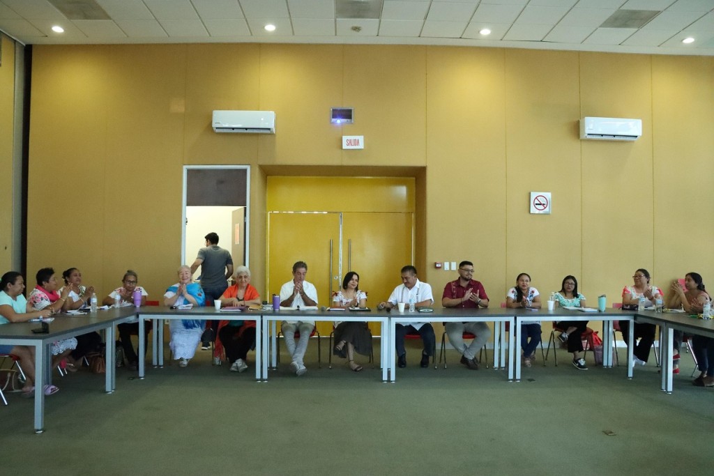 2 Capacita Sedeculta a bordadoras mayas como instructoras de arte textil