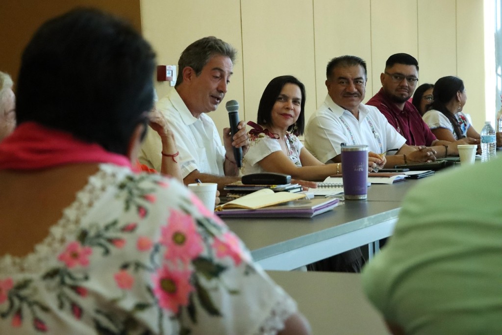 1 Capacita Sedeculta a bordadoras mayas como instructoras de arte textil