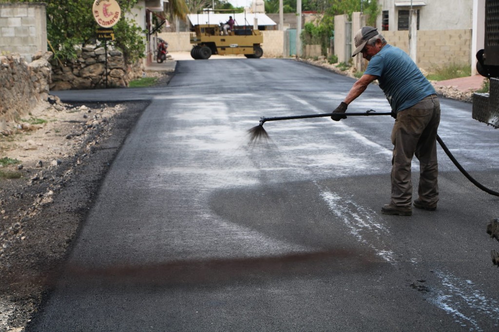 Supervisan trabajos de pavimentación en Tizimín