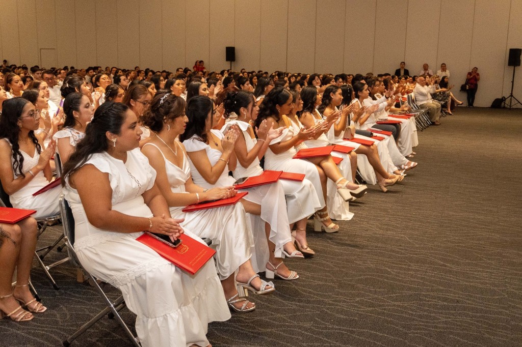 2 Egresan 137 nuevos docentes de la Escuela Normal Preescolar
