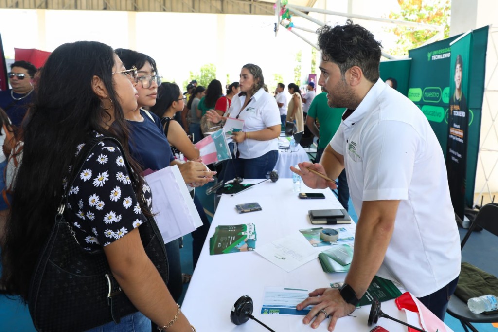 2 Impulsa Cecilia Patrón la educación con descuentos y becas para estudiantes