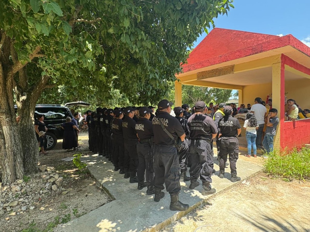 2 Rinden homenaje póstumo a elemento policiaco de Tizimín