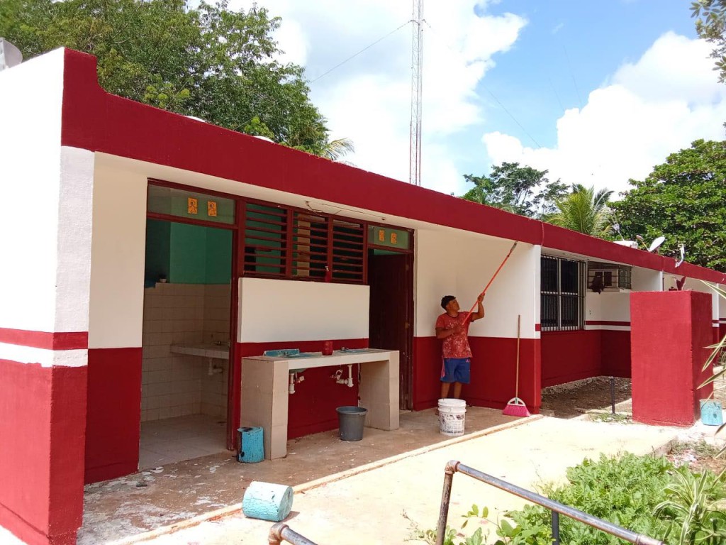 Renuevan con pintura dos escuelas en comisarías de Tizimín