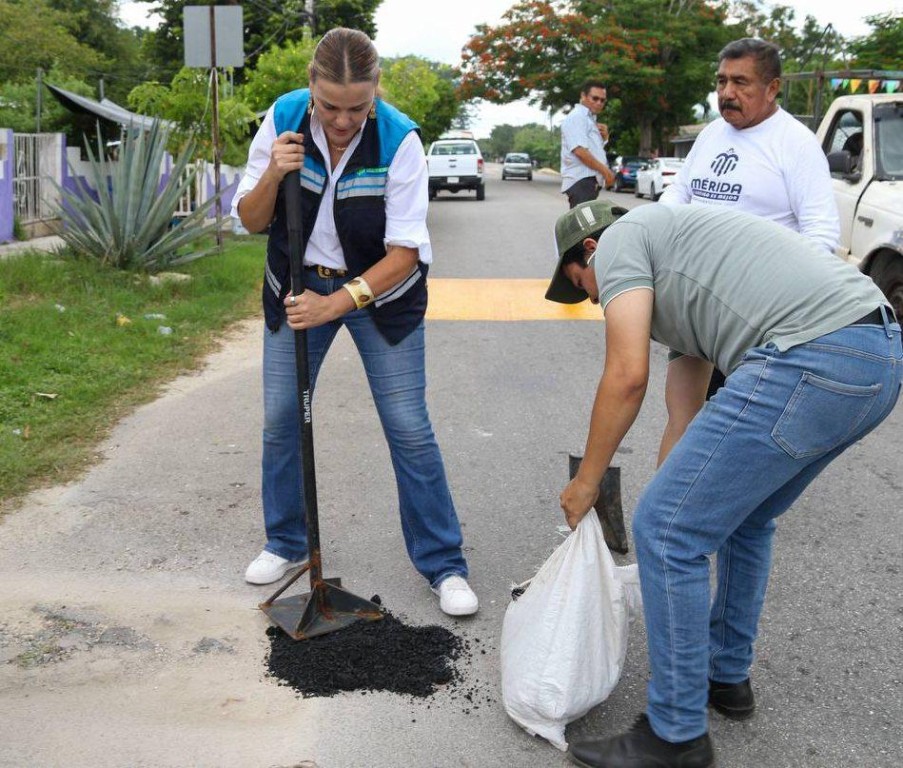 Incrementan labores de bacheo en comisarías de Mérida