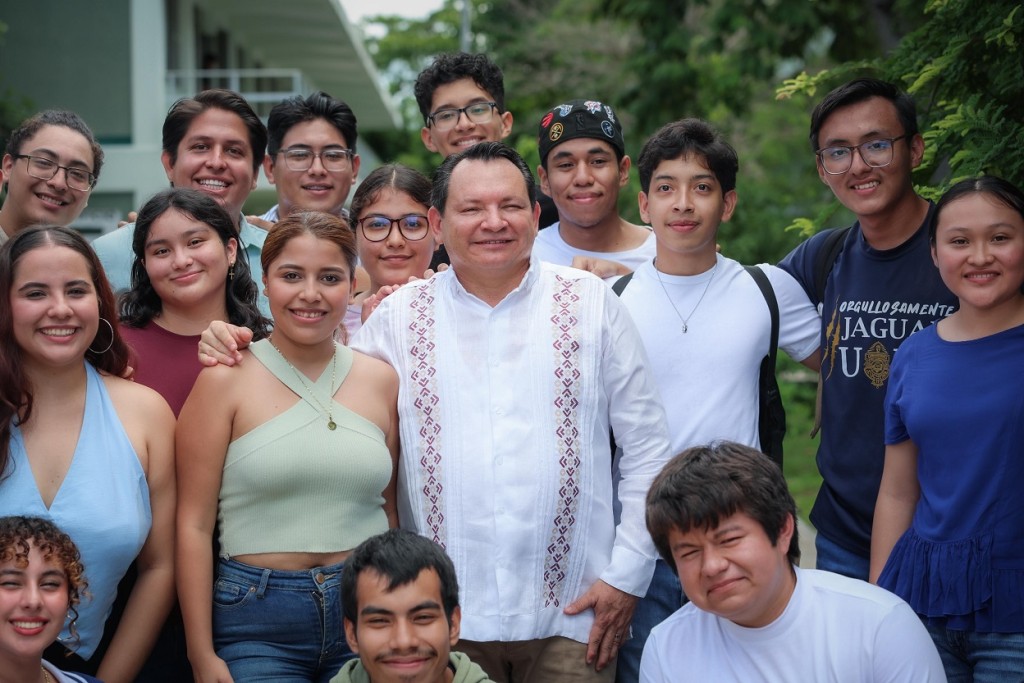 Cumplen compromiso con universitarias y universitarios, a través de becas Juventudes Renacimiento