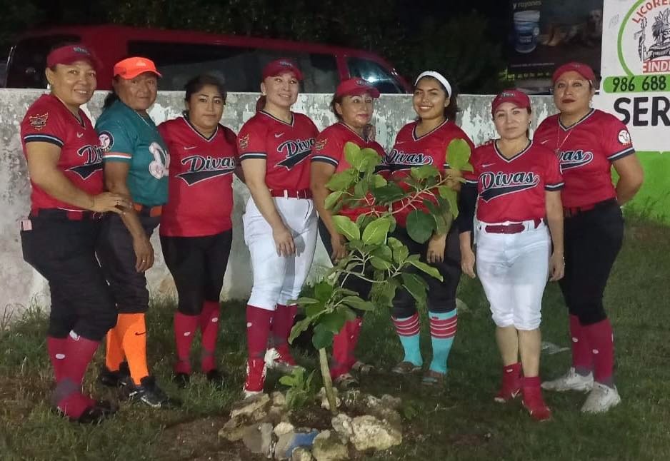 Reforestan deportistas campo de sóftbol de Tizimín