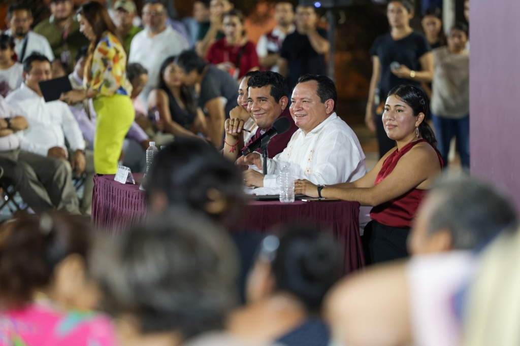 Díaz Mena escucha y responde peticiones de vecinos de la Amalia Solórzano