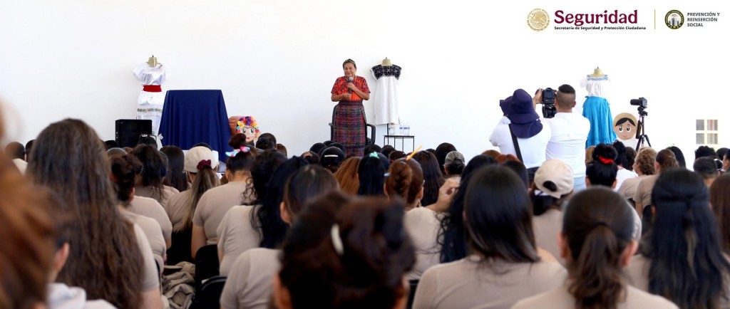 Inspira Rigoberta Menchú a mujeres privadas de la libertad, en Cefereso 16