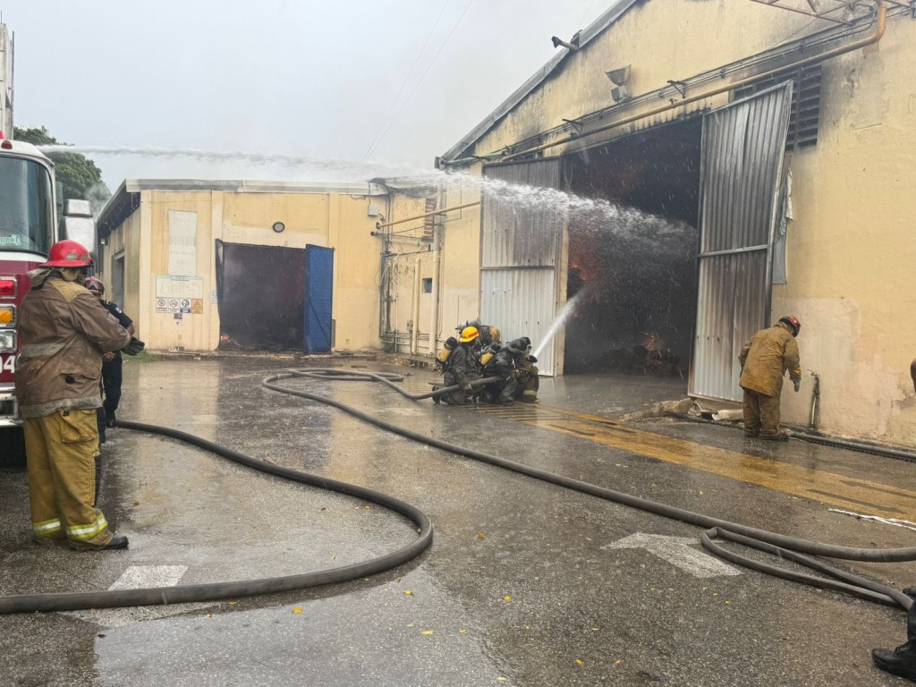Se incendia planta de cartón de empresa avícola en periférico