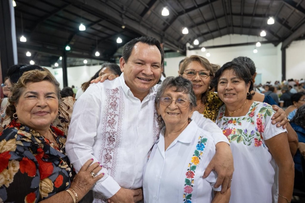 Homenajean a quienes forjaron la historia educativa de Yucatán