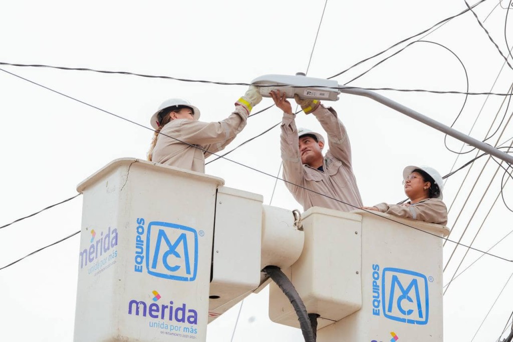 Ahorros permiten a Mérida invertir en más luminarias LED y equipo de limpieza de rejillas y pozos.
