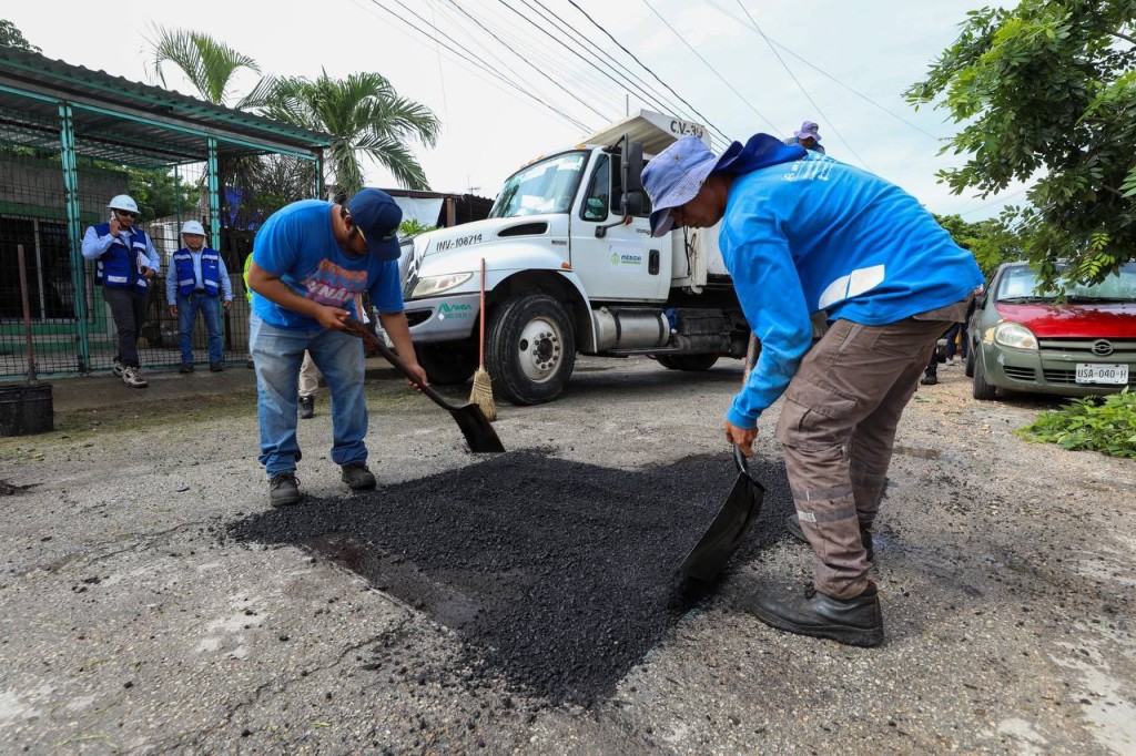Intensifica Cecilia Patrón los servicios urbanos en zonas afectadas por lluvias •	En esta época es necesario redoblar los esfuerzos, destaca la edil al tiempo de agradecer el trabajo de las cuadrillas municipales.