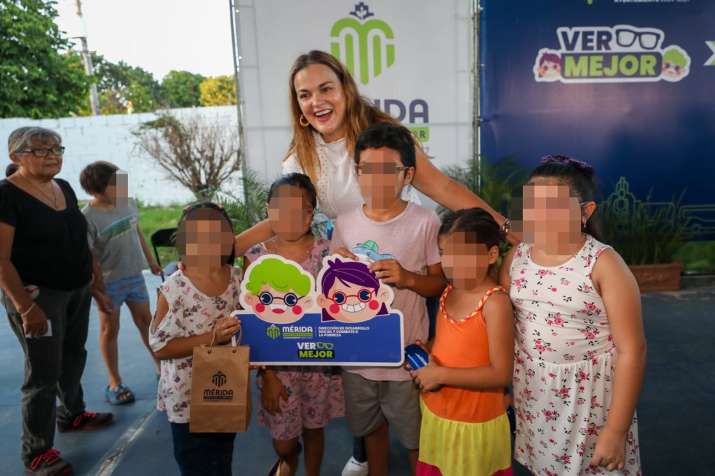 Apoya Cecilia Patrón con lentes a niñas y niños de escuela primaria.