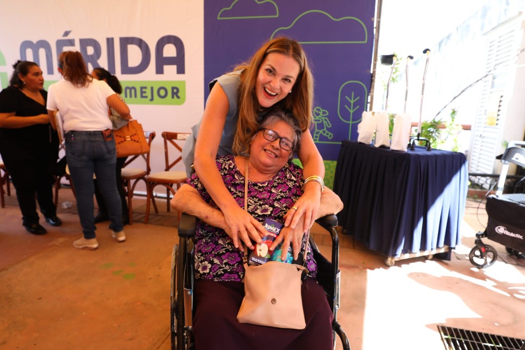Entrega Cecilia Patrón de aparatos ortopédicos y auditivos