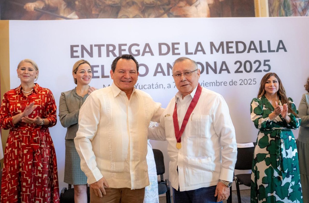 Entrega gobernador Díaz Mena la Medalla Eligio Ancona a Pedro José Sierra Lira