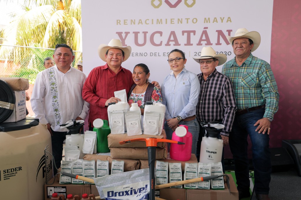 Gobernador entrega $20 millones para rehabilitación de vías rurales y apoya huertos familiares en Espita