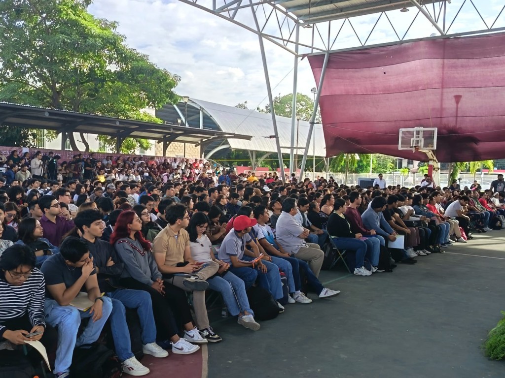 Los estudiantes de la UADY fueron los primeros en recibir la tarjeta Felipe Carrillo Puerto