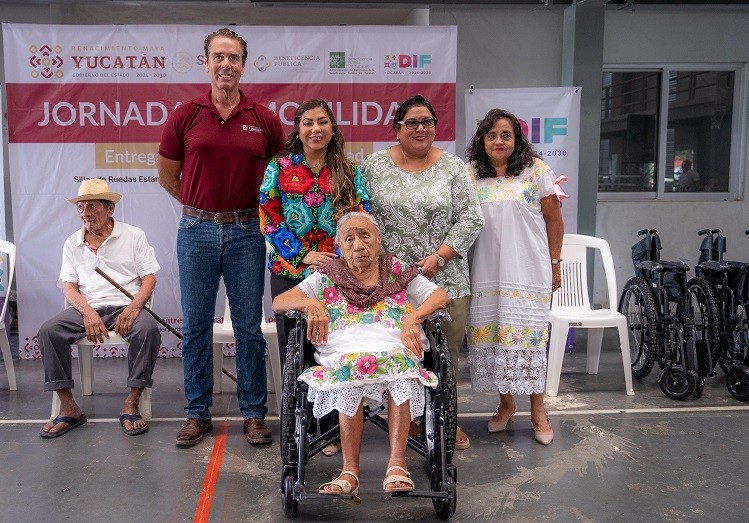 Fortalecen autonomía de yucatecos con entrega de aparatos de movilidad
