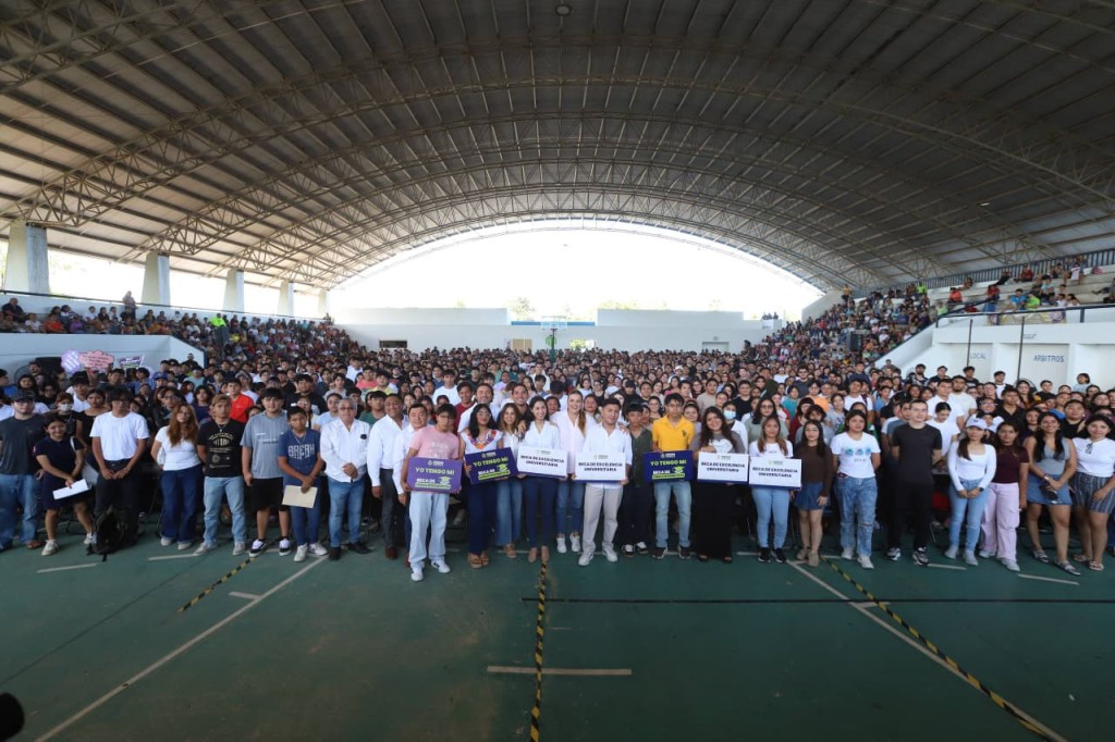 Cecilia Patrón entrega certificados de cursos propedéuticos y becas de excelencia a jóvenes de Mérida