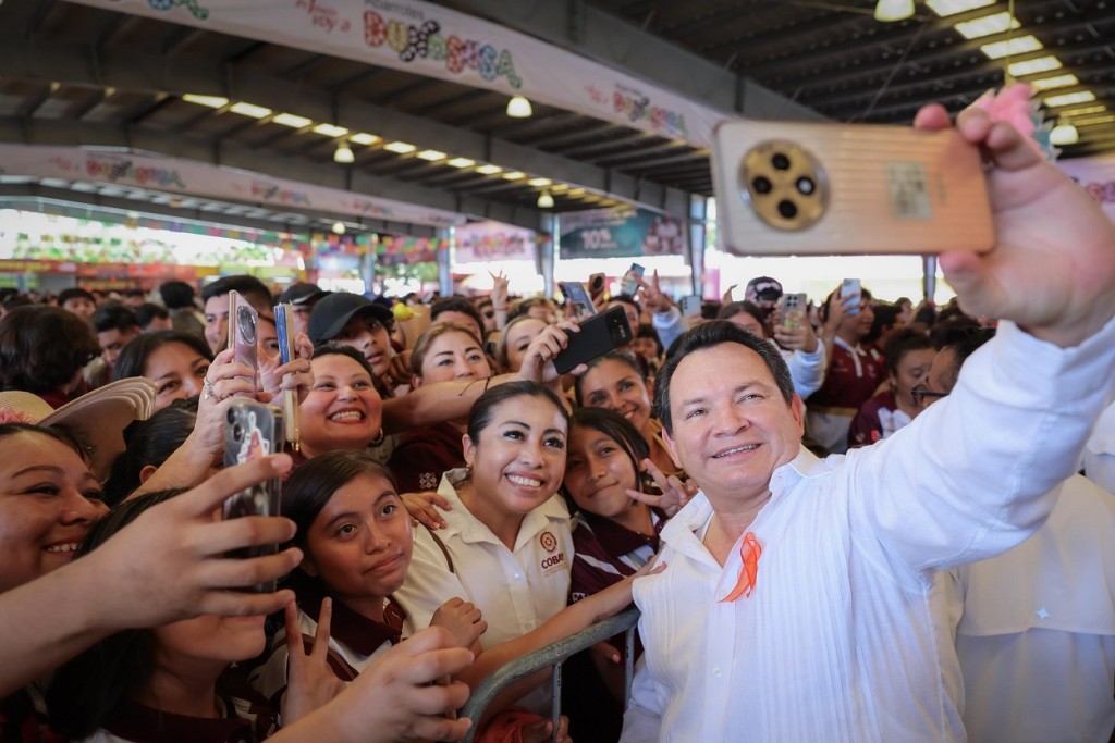 Miles de jóvenes disfrutan del Día del Bachiller en la Feria Xmatkuil