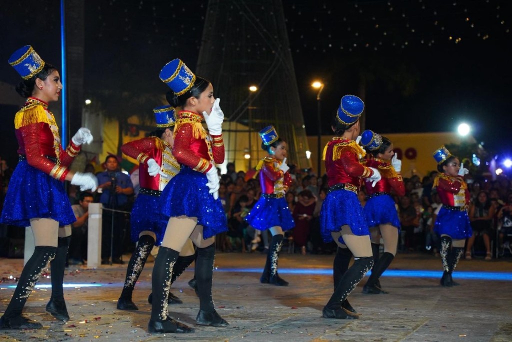 Tizimín brilla con el encendido del árbol navideño